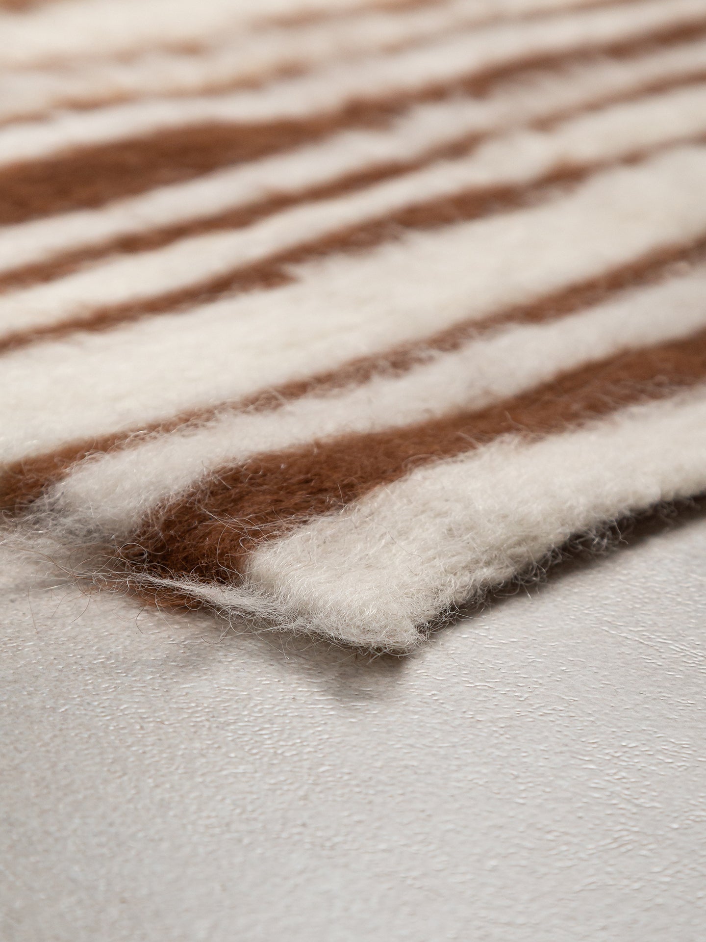 STRIPED | NATURAL WHITE & COFFEE BROWN | BRUSHED LLAMA | THIN THICKNESS