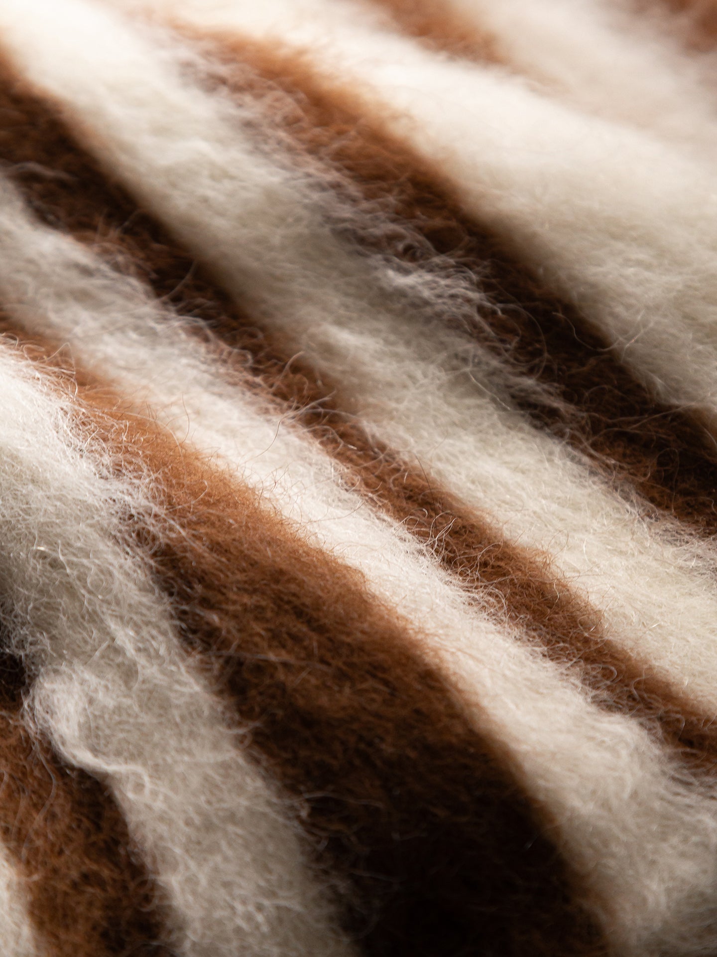 STRIPED | NATURAL WHITE & COFFEE BROWN | BRUSHED LLAMA | THIN THICKNESS