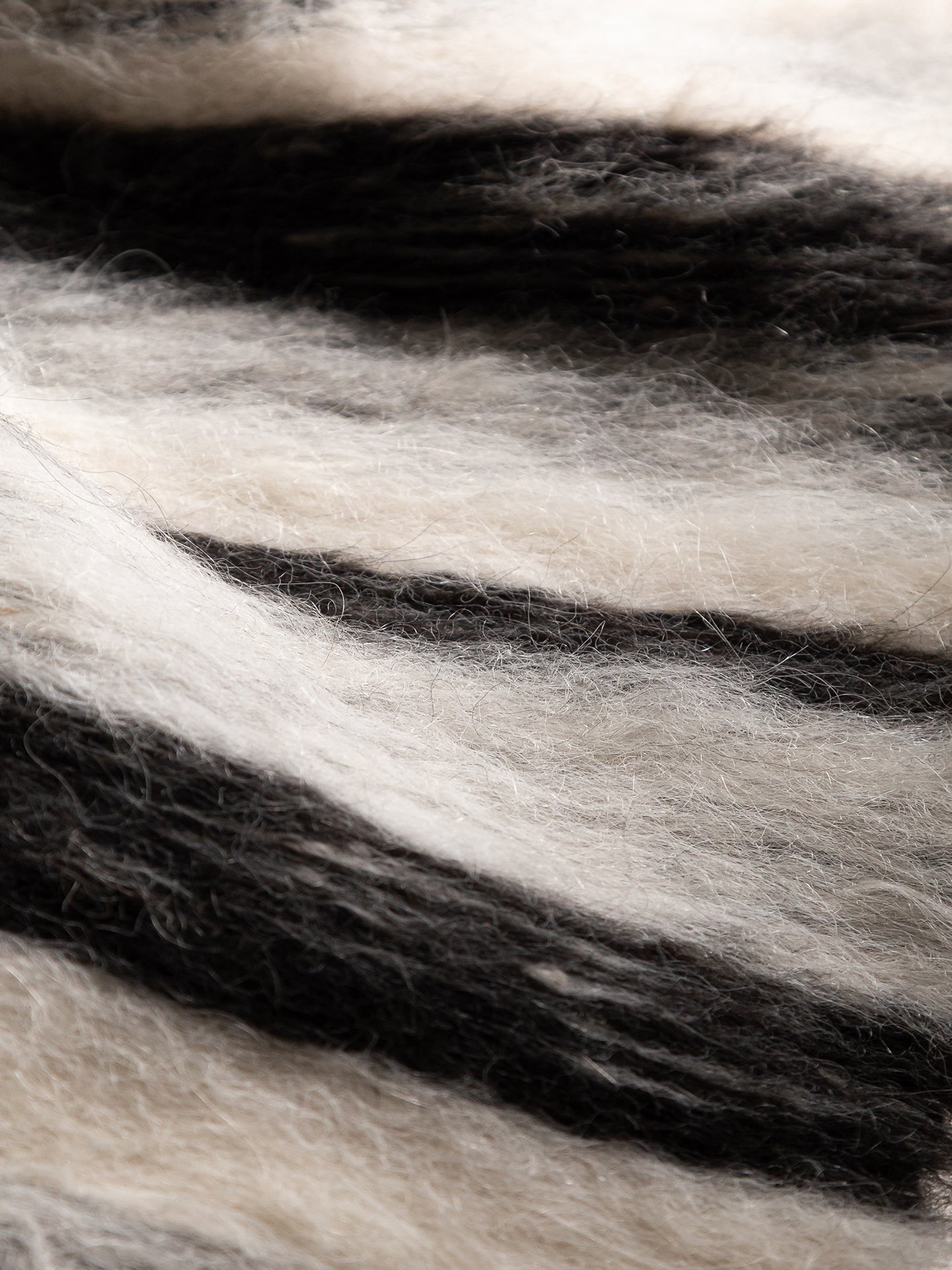 RAYAS MATIZADAS | BLANCO NATURAL & NEGRO | LLAMA CARDADA | GROSOR FINO