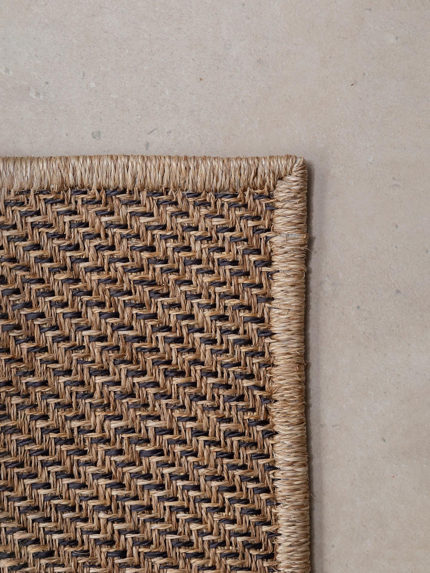 DIAGONAL | NATURAL & BLACK