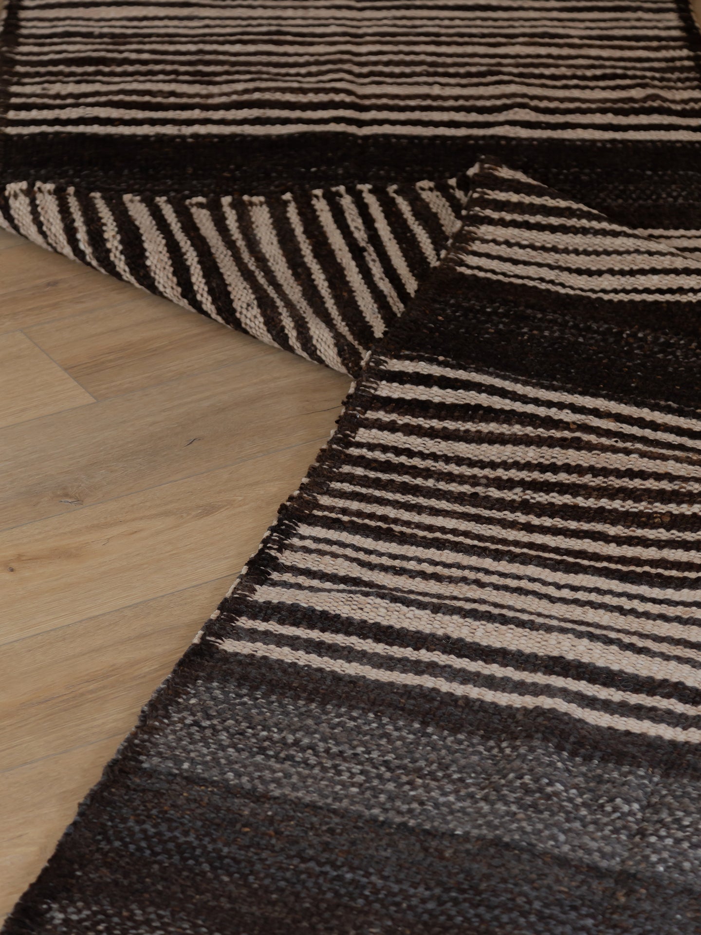 DEL SALAR | NEGRO NATURAL & LATTE | LANA | GROSOR ULTRA FINO