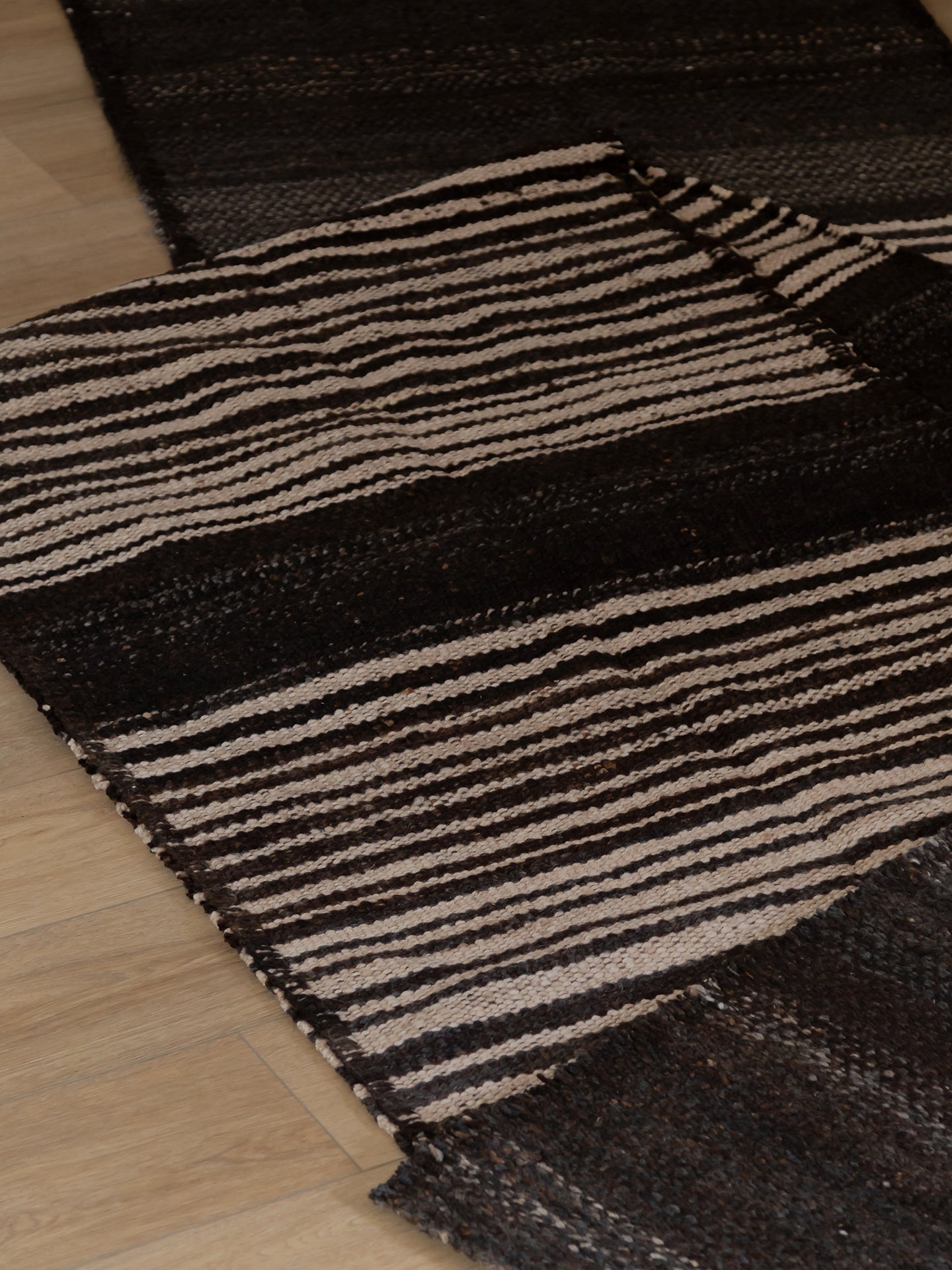 DEL SALAR | NEGRO NATURAL & LATTE | LANA | GROSOR ULTRA FINO