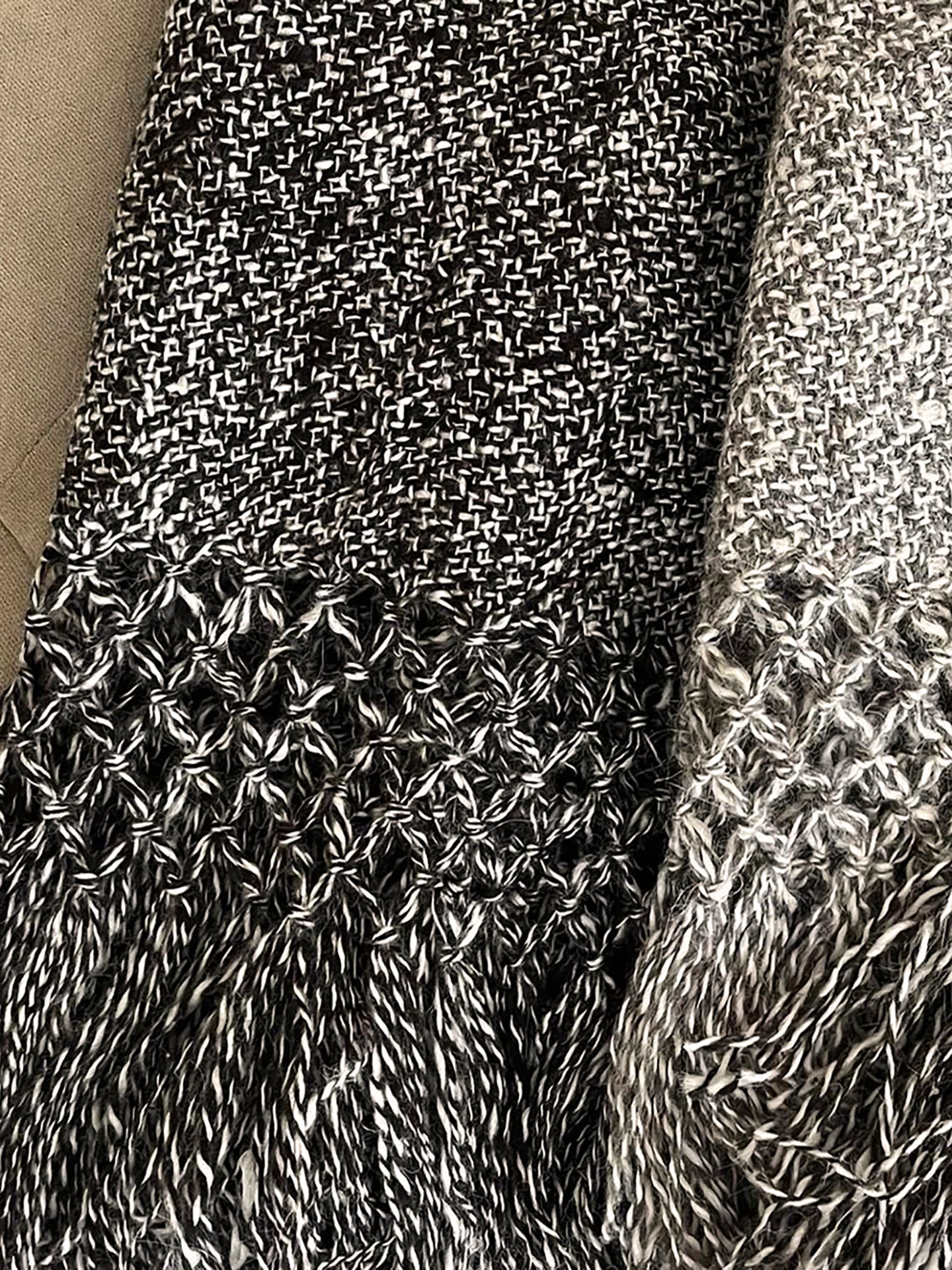 BLACK MARBLED THROW