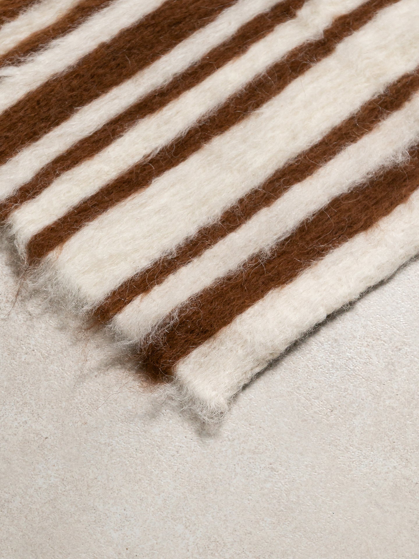 STRIPED | NATURAL WHITE & COFFEE BROWN | BRUSHED LLAMA | THIN THICKNESS