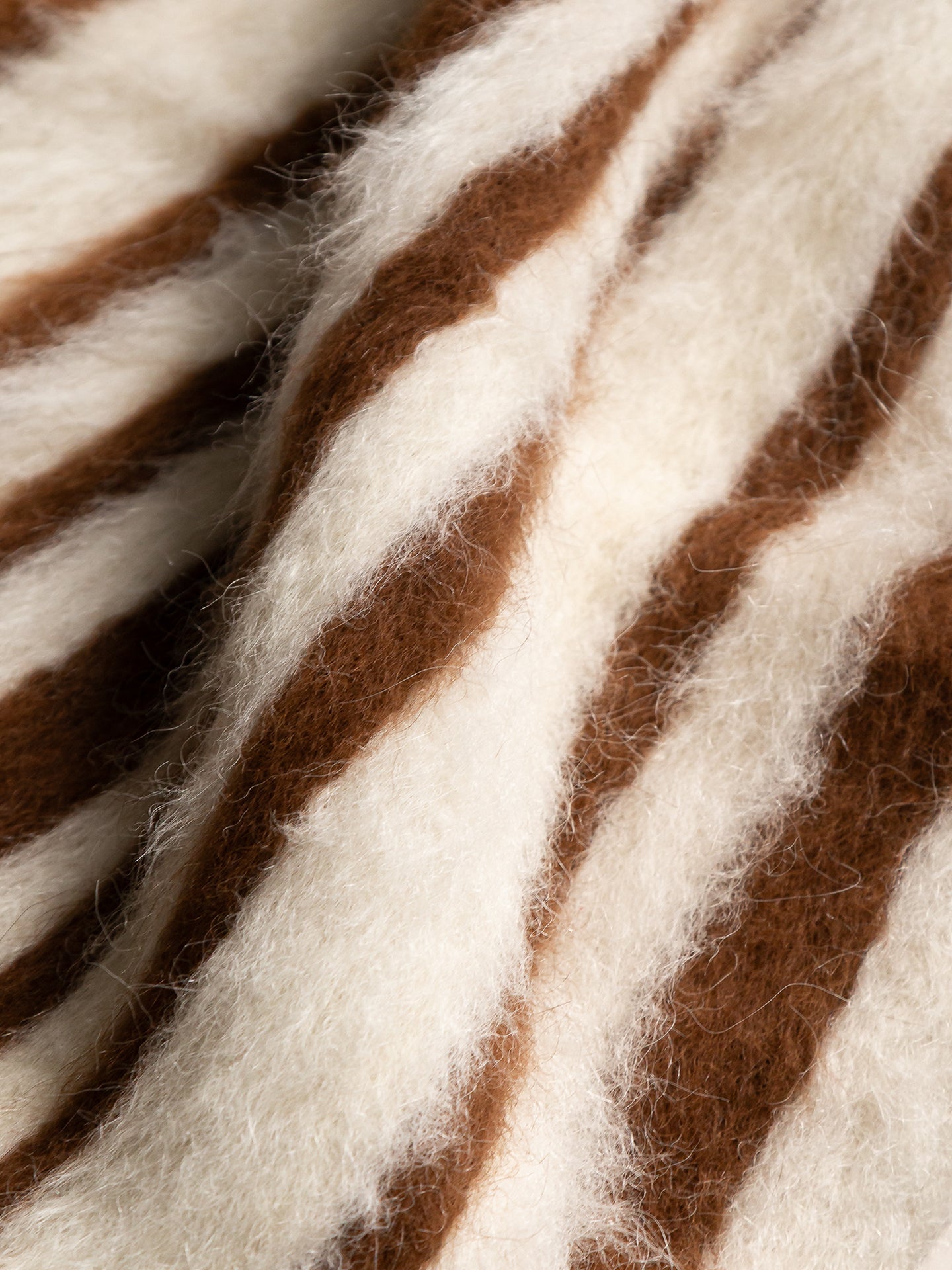 STRIPED | NATURAL WHITE & COFFEE BROWN | BRUSHED LLAMA | THIN THICKNESS