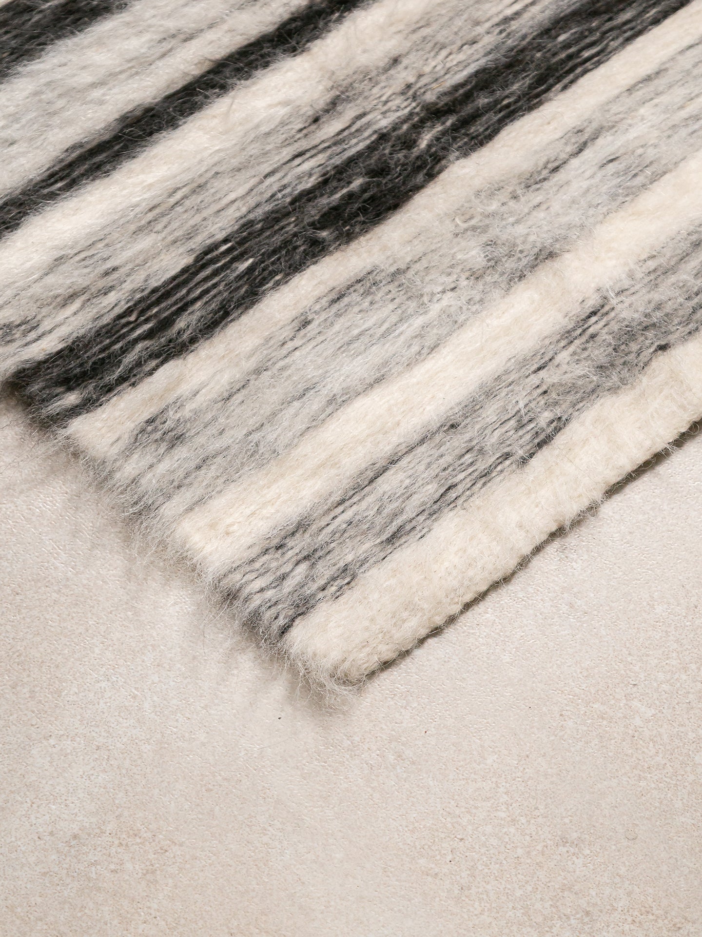 RAYAS MATIZADAS | BLANCO NATURAL & NEGRO | LLAMA CARDADA | GROSOR FINO
